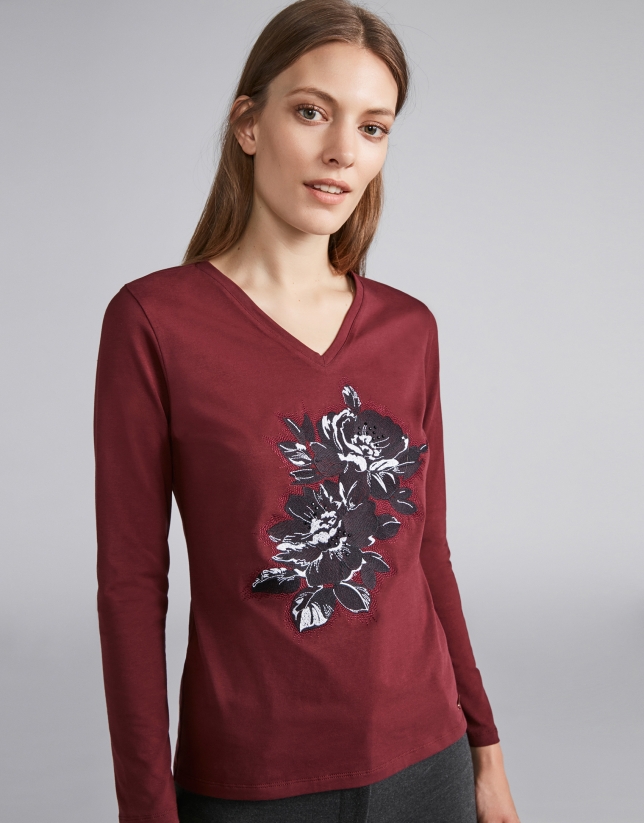 Burgundy V-neck top with embroidered flower