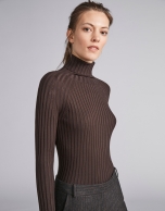 Brown ribbed sweater with turtle neck