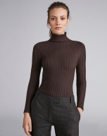 Brown ribbed sweater with turtle neck