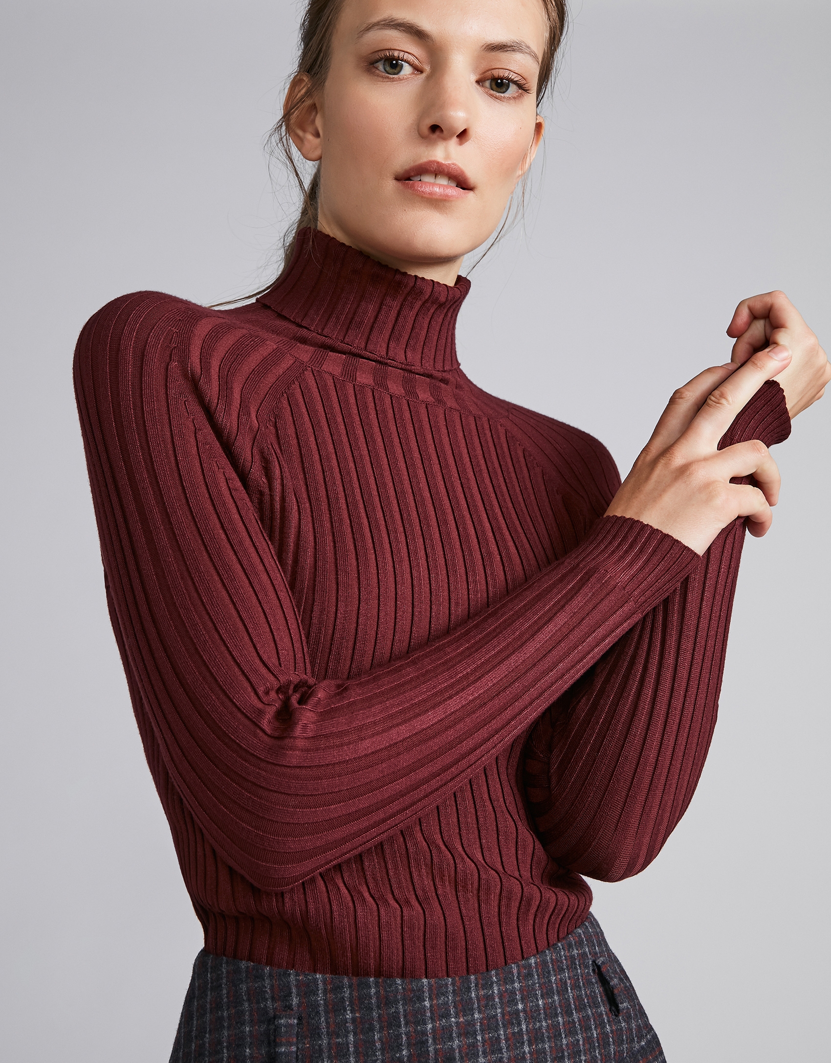 Burgundy ribbed sweater with turtle neck