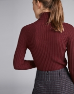 Burgundy ribbed sweater with turtle neck