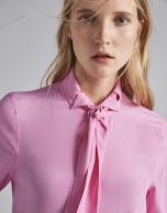 Camisa rosa palo con cuello corbata