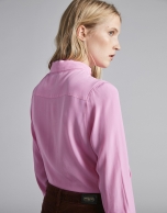 Camisa rosa palo con cuello corbata