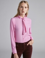 Camisa rosa palo con cuello corbata