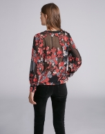 Blusa de gasa con aplicaciones rojas