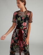 Vestido midi negro bordado floral sobre tul