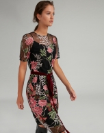 Vestido midi negro bordado floral sobre tul