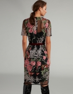 Vestido midi negro bordado floral sobre tul