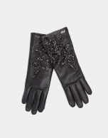 Black leather gloves with print and sequins