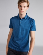 Polo jacquard en tonos azules y cuello mil rayas