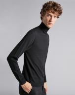 Black sweater with crew neck 