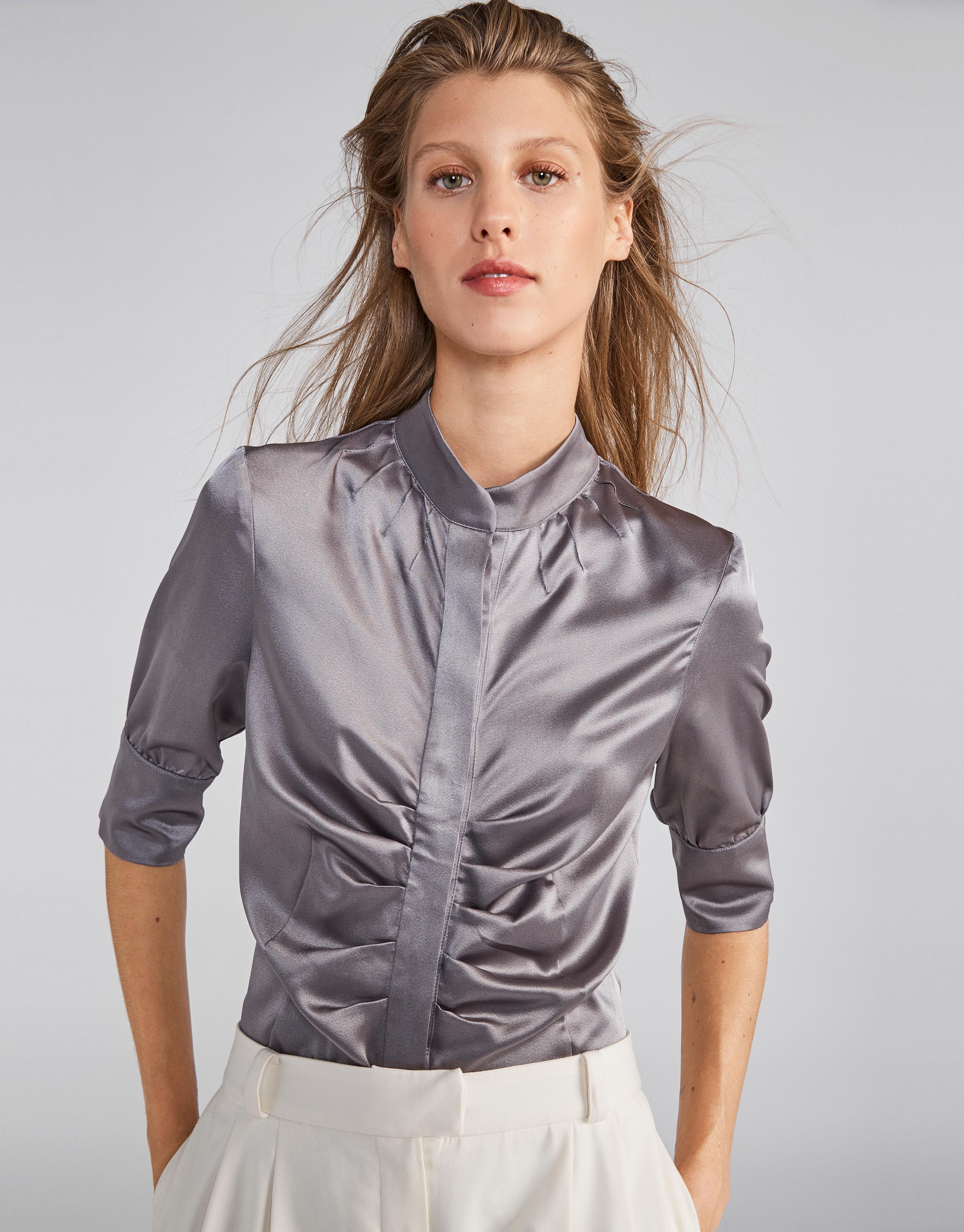 Blusa satén gris