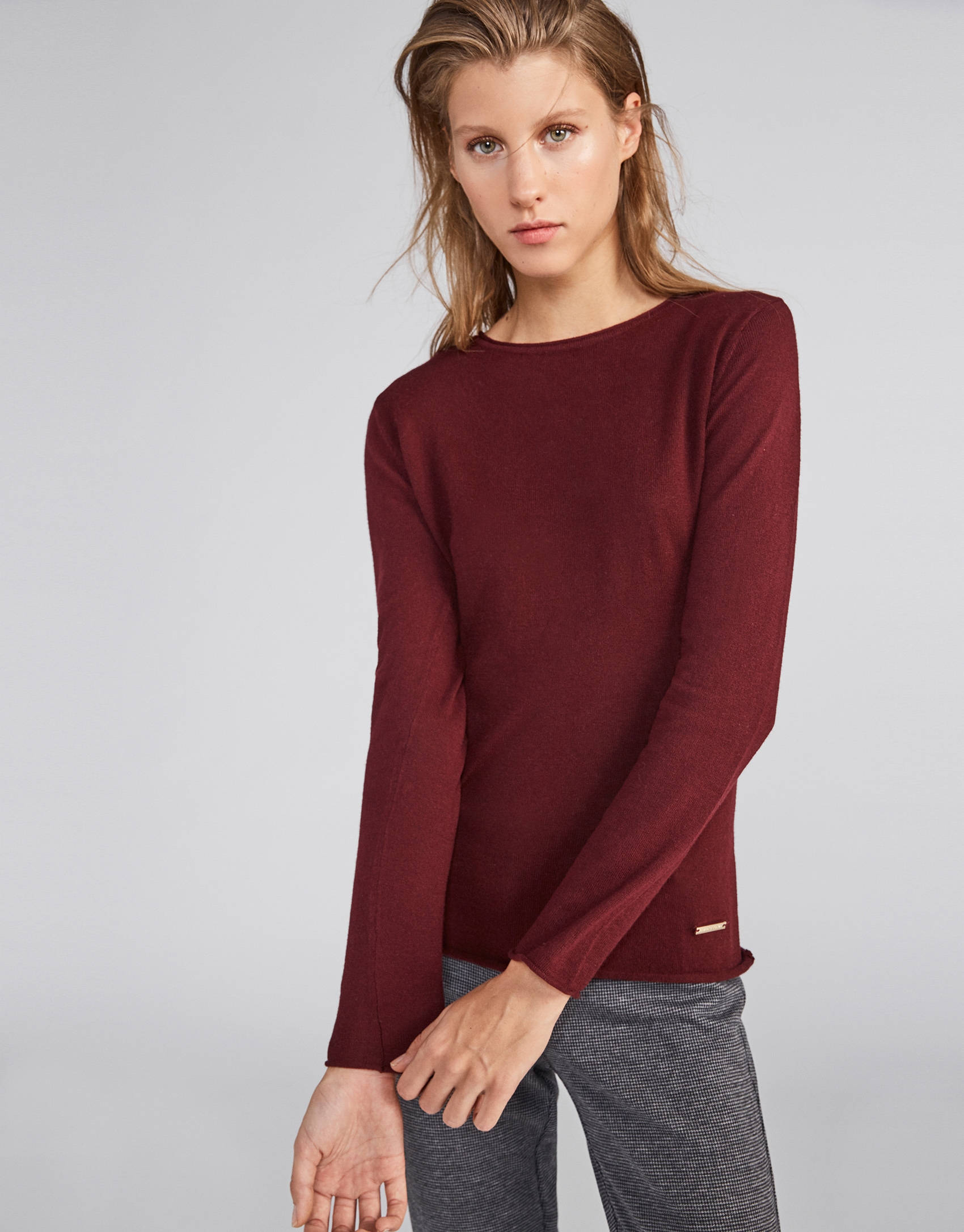 Burgundy sweater with round neck