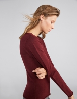 Burgundy sweater with round neck