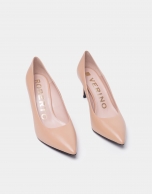 Beige leather high-heeled pumps