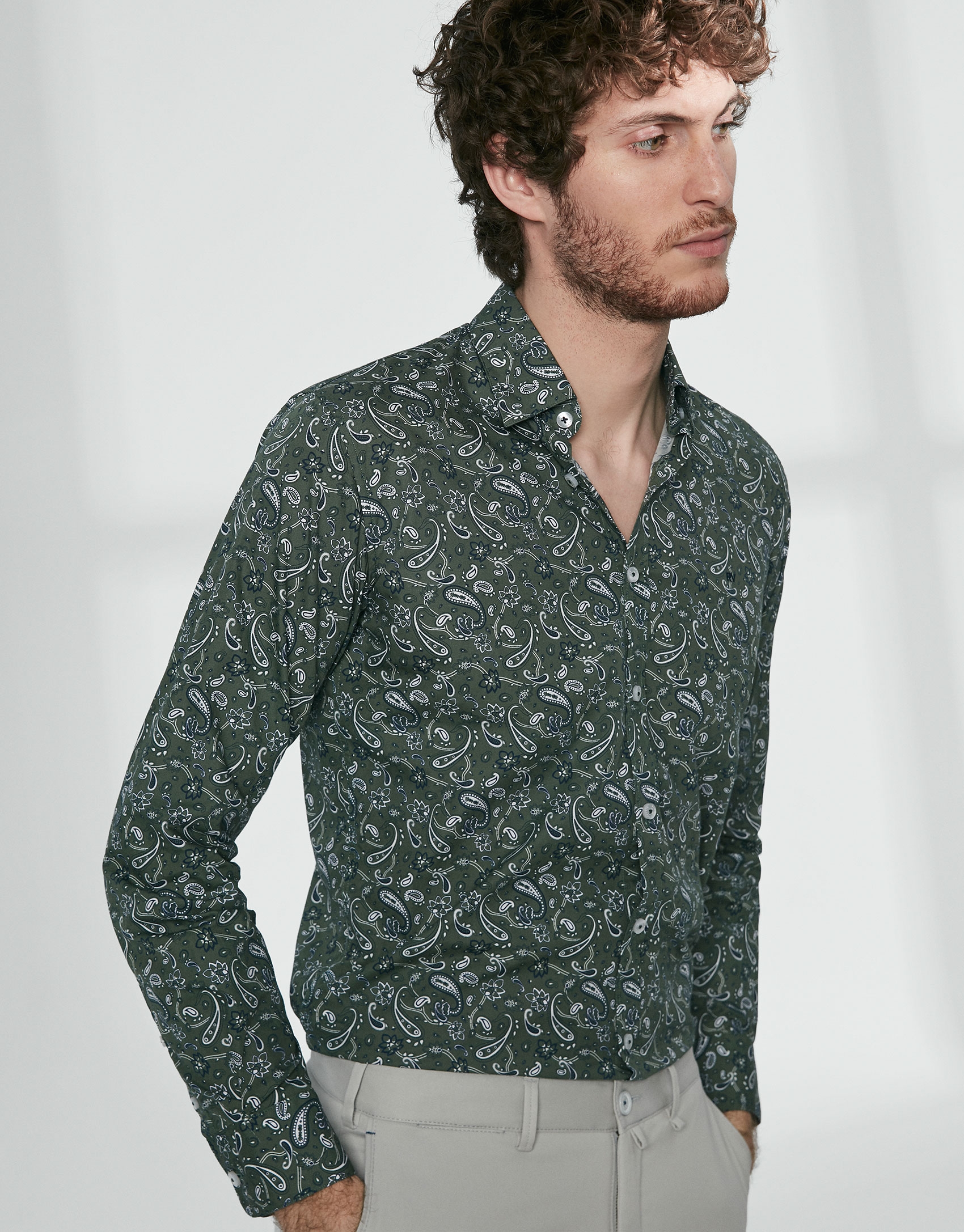 Camisa sport verde con estampado cachemir