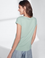 Camiseta escote pico verde pastel