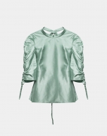 Blusa mangas fruncidas seda verde pastel