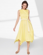 Vestido amarillo con falda pañuelo