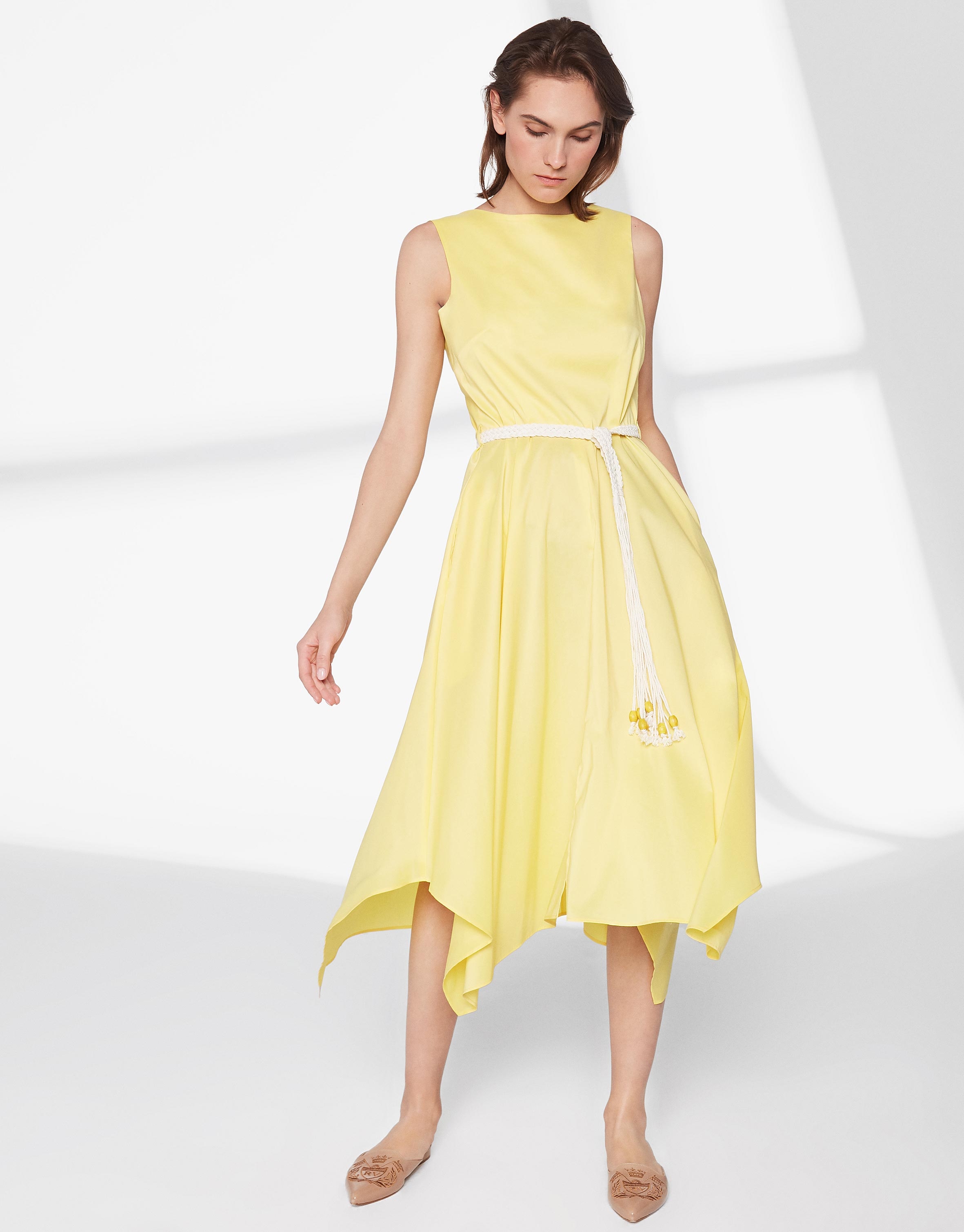 Vestido amarillo con falda pañuelo