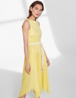 Vestido amarillo con falda pañuelo