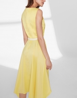 Vestido amarillo con falda pañuelo