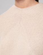 Vanila wool sweater with ribbed shoulders