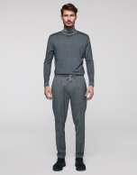 Pantalón con cintura elástica gris oscuro