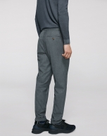 Pantalón con cintura elástica gris oscuro