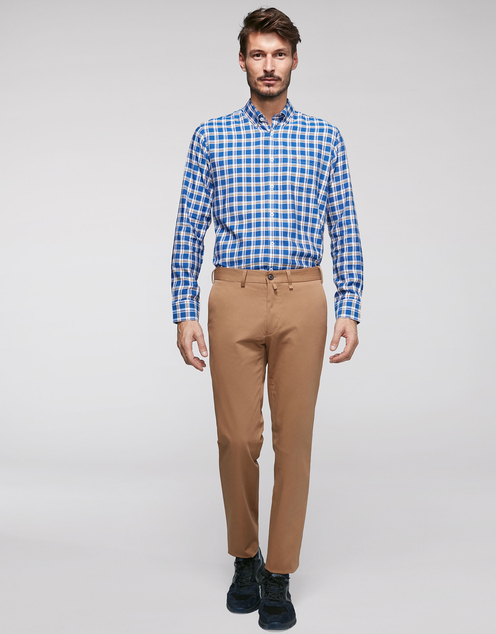 Pantalón chino regular cámel