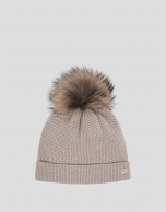 Gorro punto nudo beige con pompón