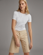 Beige bermudas