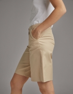 Beige bermudas