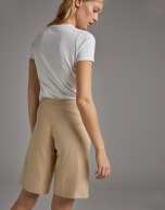 Beige bermudas