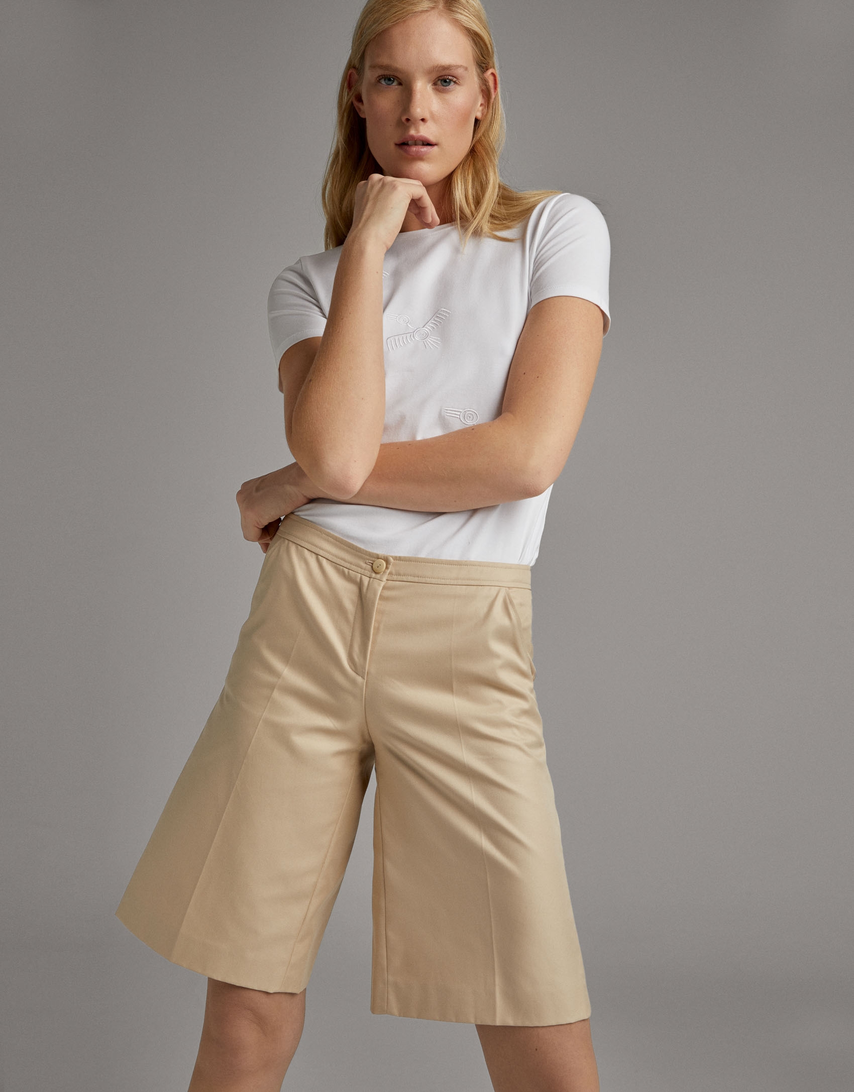 Beige bermudas