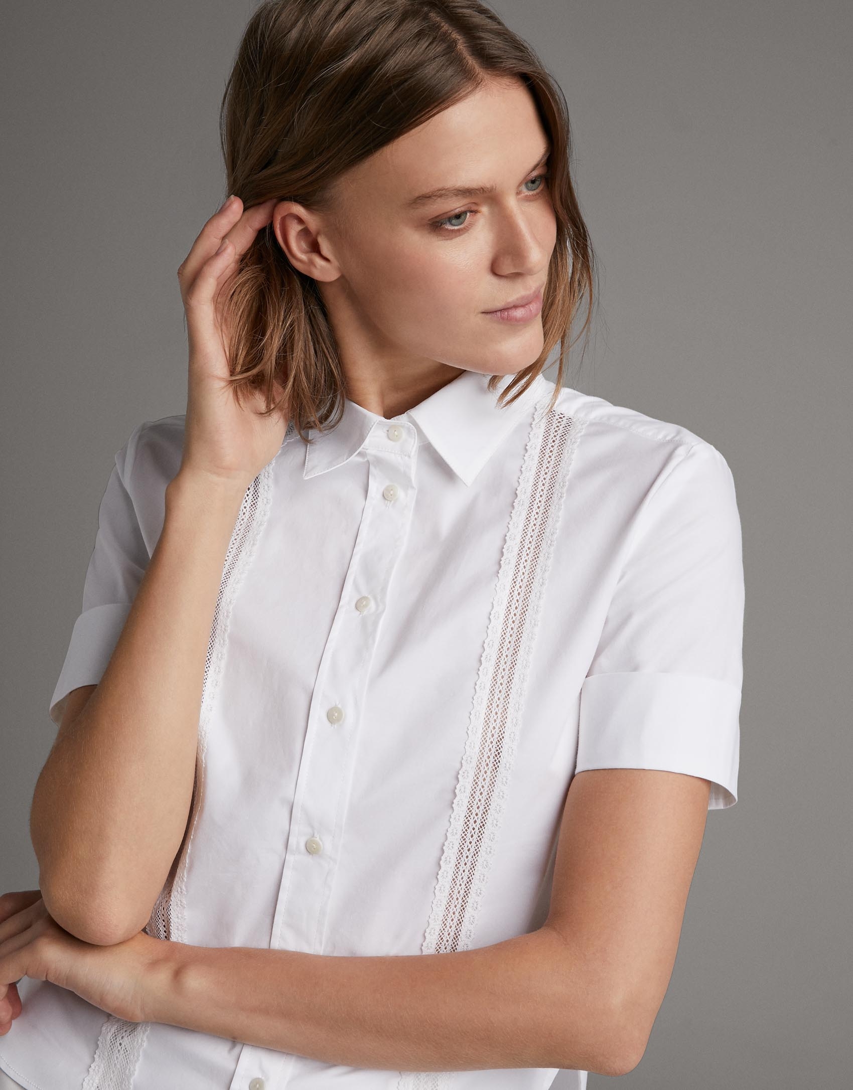 White shirt with short sleeves and lace ribbon