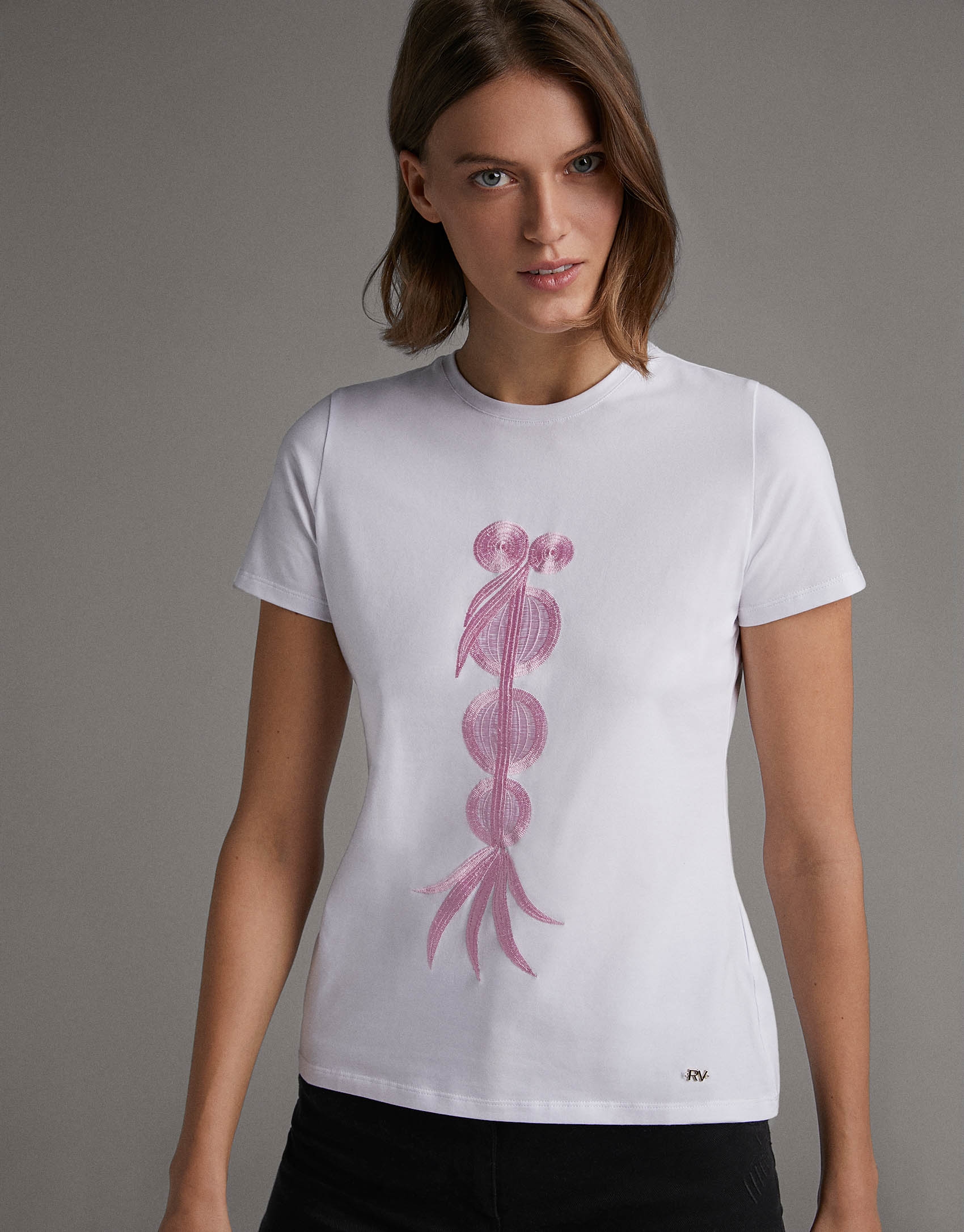 Camiseta blanca con bordado étnico rosa