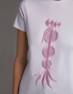 Camiseta blanca con bordado étnico rosa