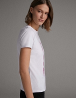 Camiseta blanca con bordado étnico rosa