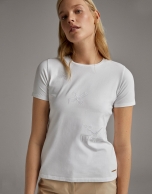 Camiseta blanca con bordado pájaros