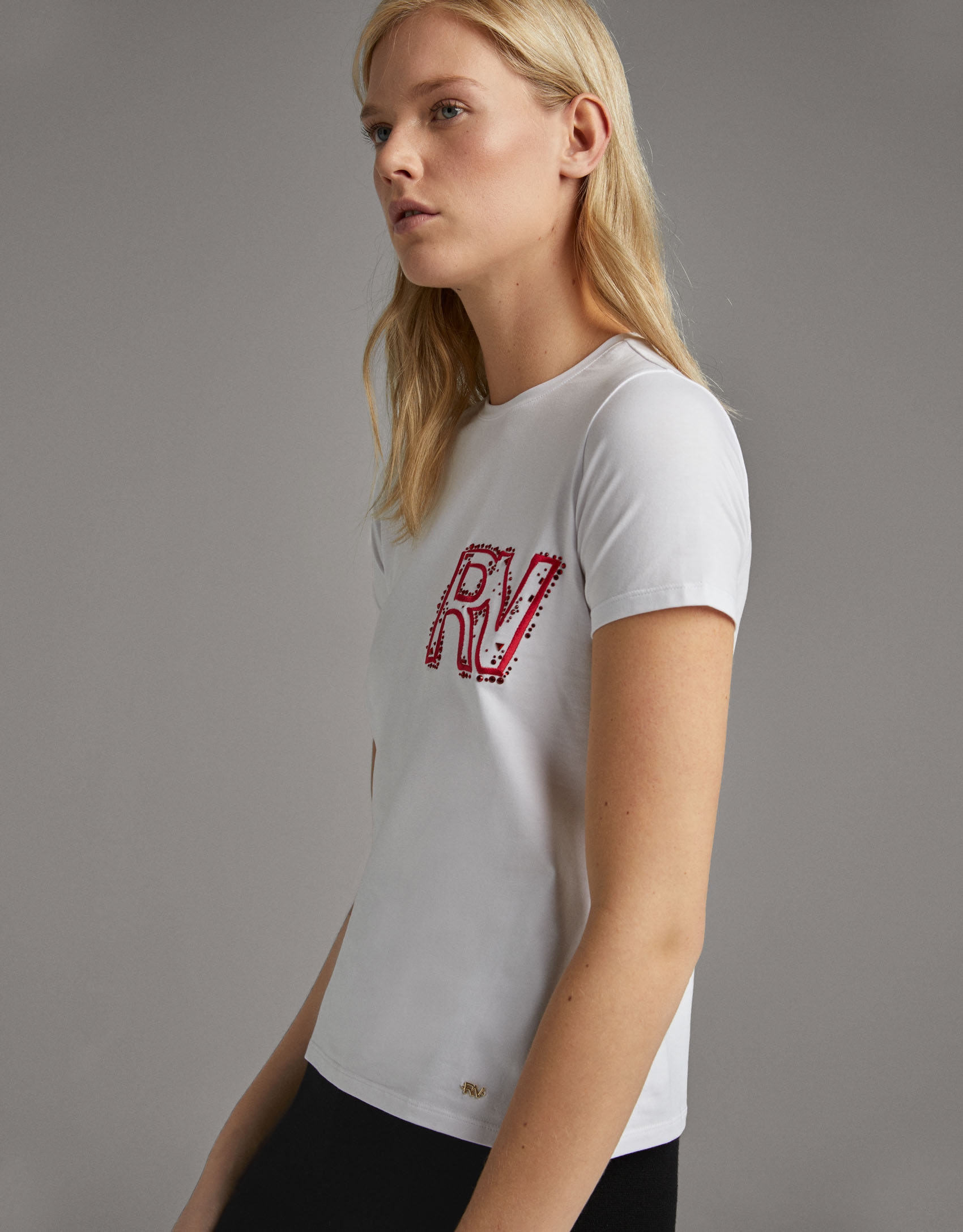 Camiseta blanca con logo RV rosa bordado