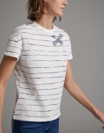 Camiseta rayas azul con pájaro bordado