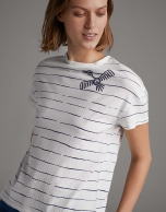 Camiseta rayas azul con pájaro bordado