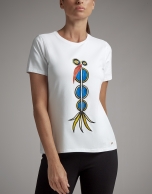 Camiseta blanca con bordado étnico multicolor