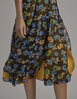 Vestido midi tipo camisero estampado fondo negro