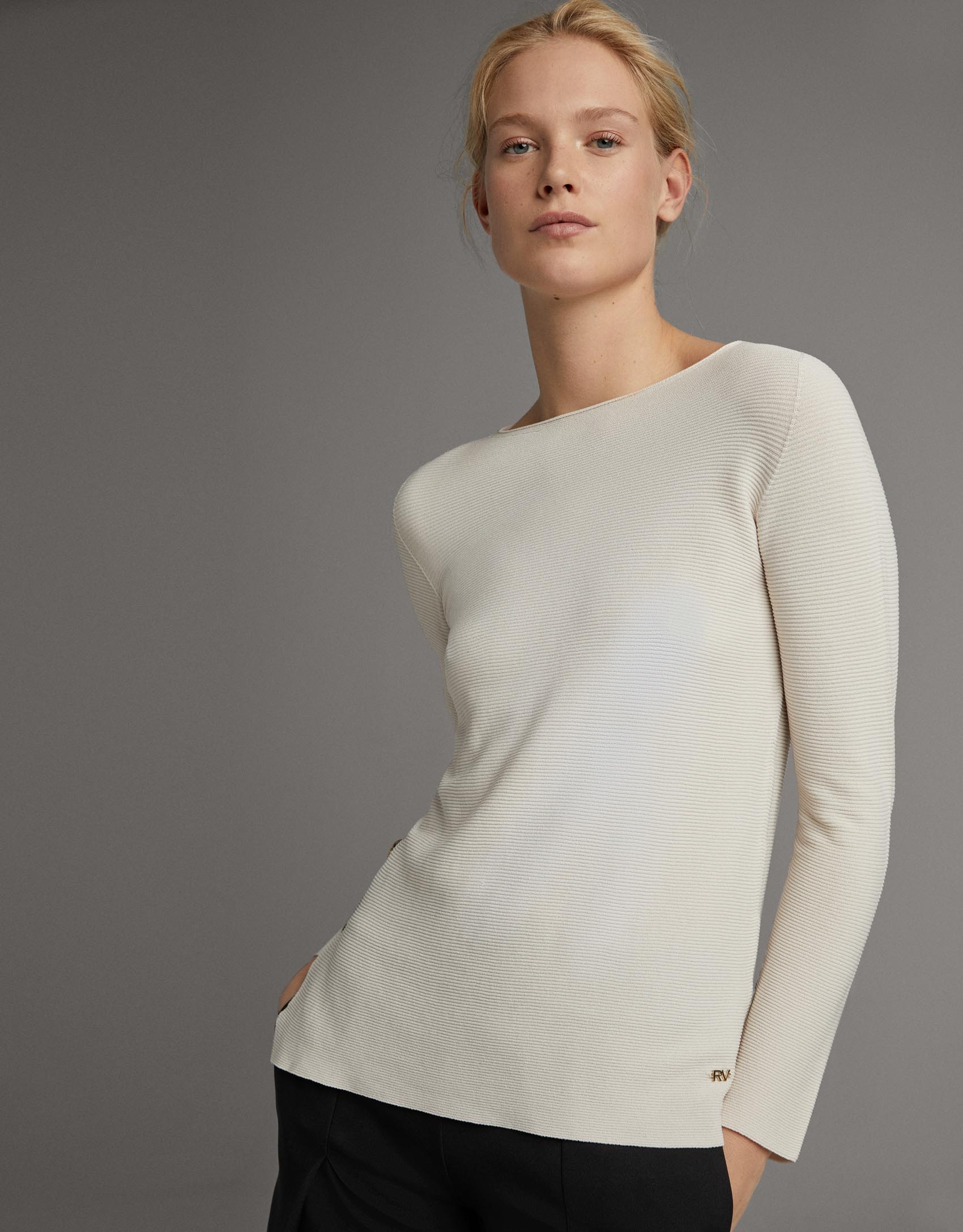 Beige sweater with side slit and mother of pearl button