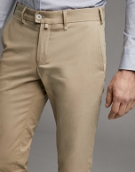 Pantalón chino cámel claro