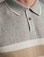 Polo tricot gris con tostado y blanco