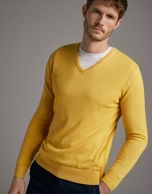 Jersey cuello pico amarillo