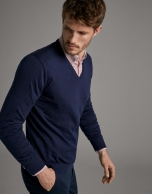 Navy blueturtleneck sweater